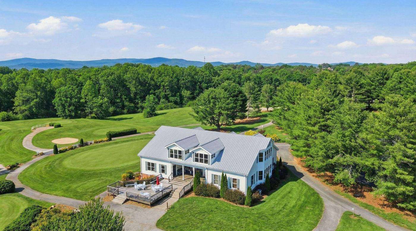 Apple Mountain Clubhouse aerial view